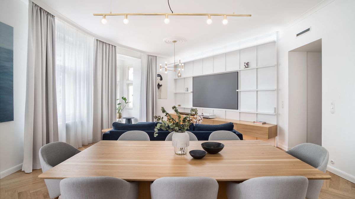 Modrá barva oživuje minimalistický interiér dejvického bytu